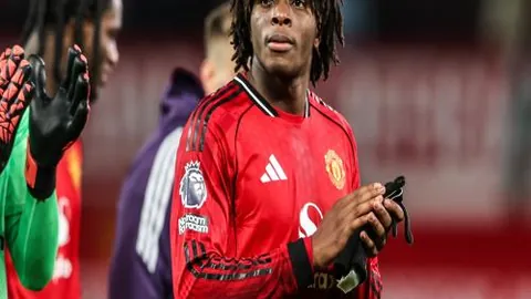 “利物浦客场狂欢：萨拉赫助攻进球，迪亚斯立功助力球队大胜”